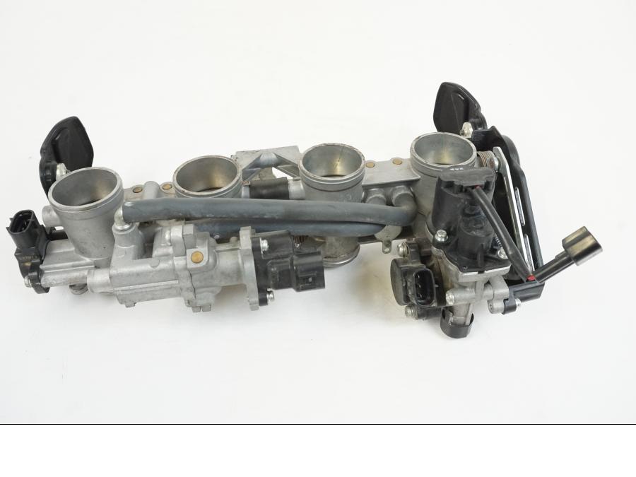 Framsidan på Spjällhus från en Yamaha XJR 1300 -2007 motorcykel.