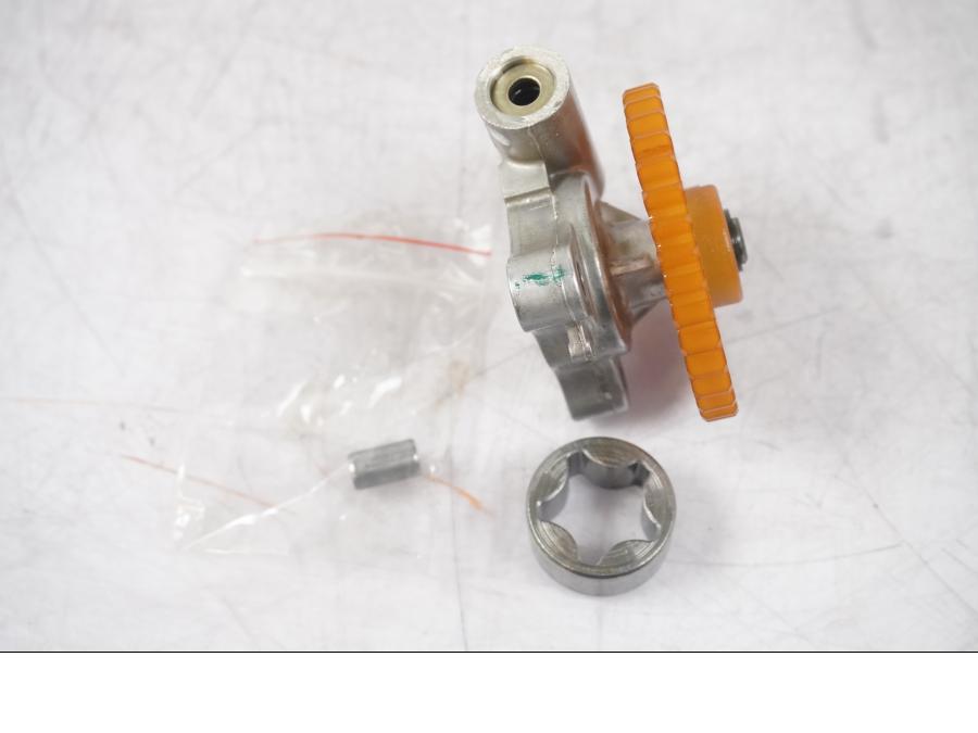 Framsidan på Oljepump från en KTM 125 Duke -2017 motorcykel.