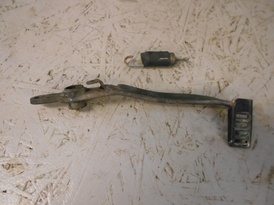 Baksidan på Bromspedal från en Honda CBR 125 R -2006 motorcykel.