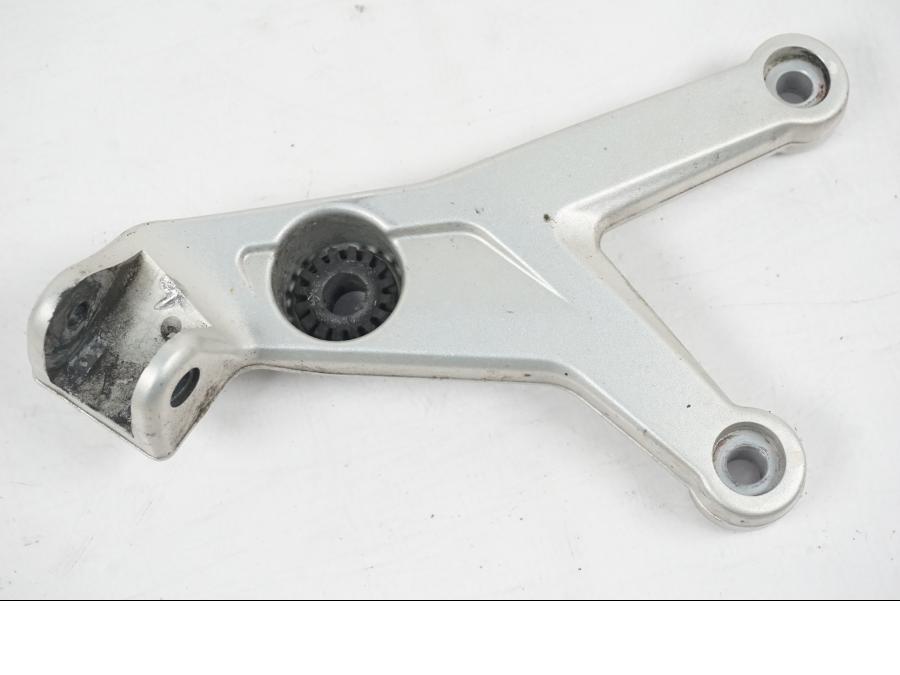 Framsidan på Fotpinnefäste från en MV Agusta Dragster -2014 motorcykel.