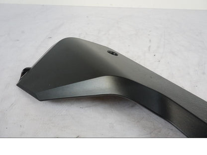 Snett uppifrån på Sidopanel från en KTM 1290 Super Duke -2019 motorcykel.