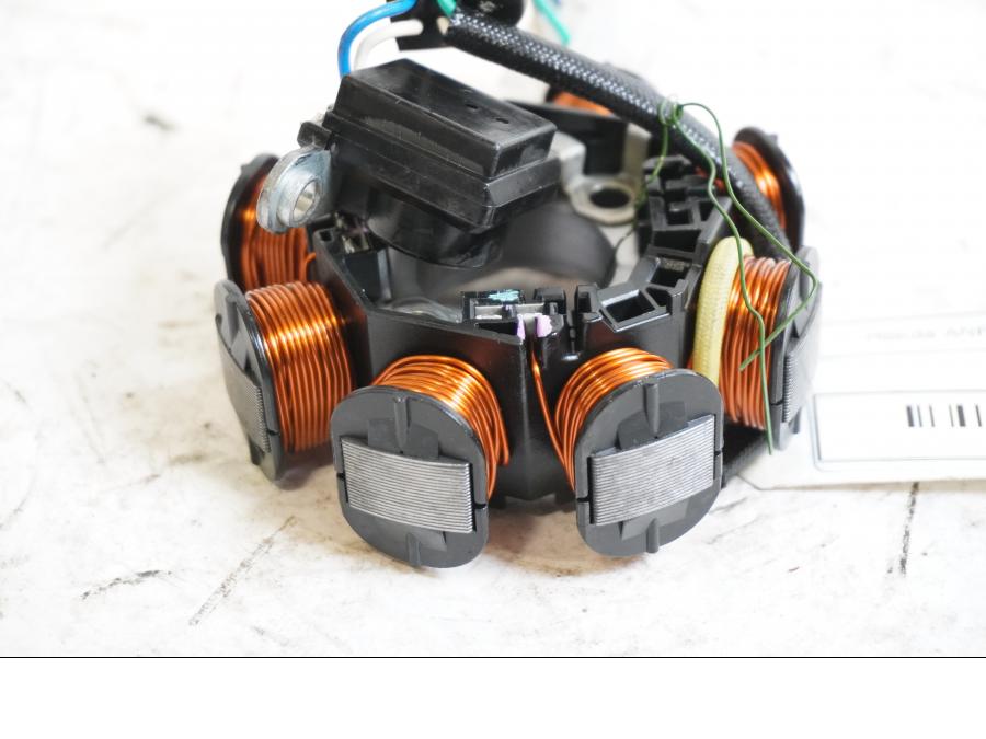 Baksidan på Generator från en Honda ANF 125 -2008 motorcykel.