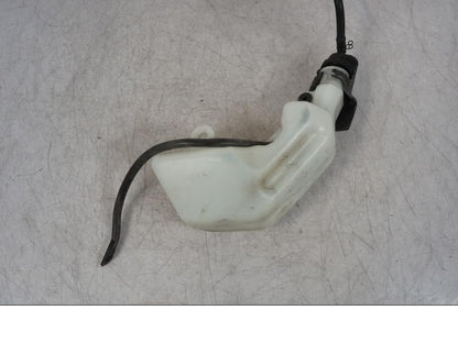 Baksidan på Vattenexpansionskärl från en Yamaha MT-09 -2016 motorcykel.