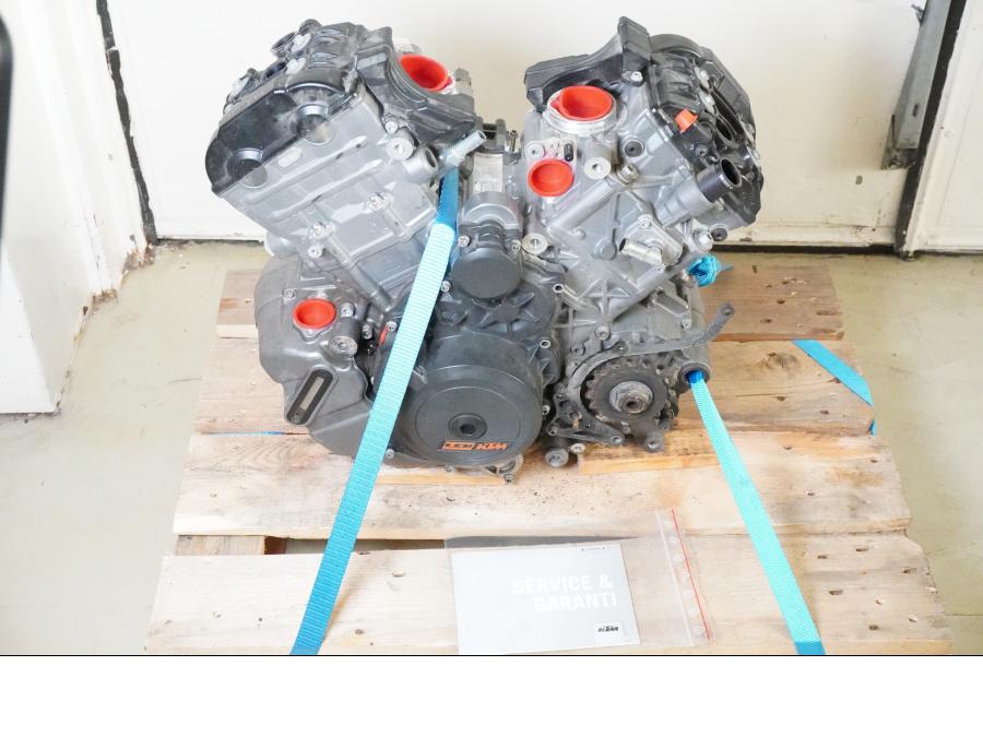 Framsidan på Motor från en KTM 1290 Super Adventure R -2018 motorcykel.