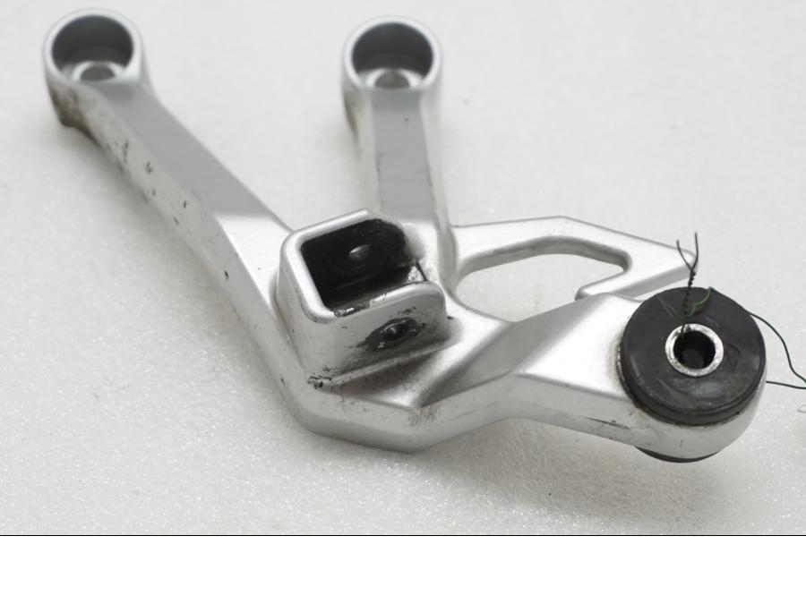 Framsidan på Fotpinnefäste från en Suzuki SV 1000 -2007 motorcykel.