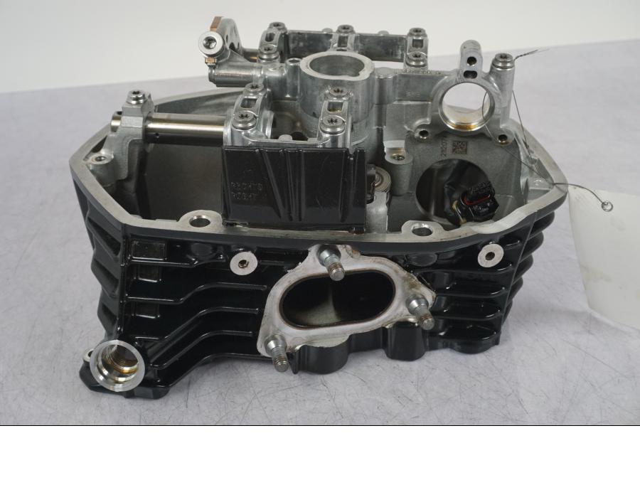 Vänster sida på Topplock från en BMW R 1250 GS -2023 motorcykel.