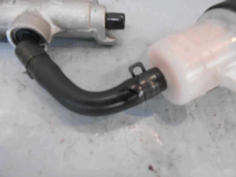 Baksidan på Bromshuvudcylinder från en Kawasaki Z 900 -2018 motorcykel.