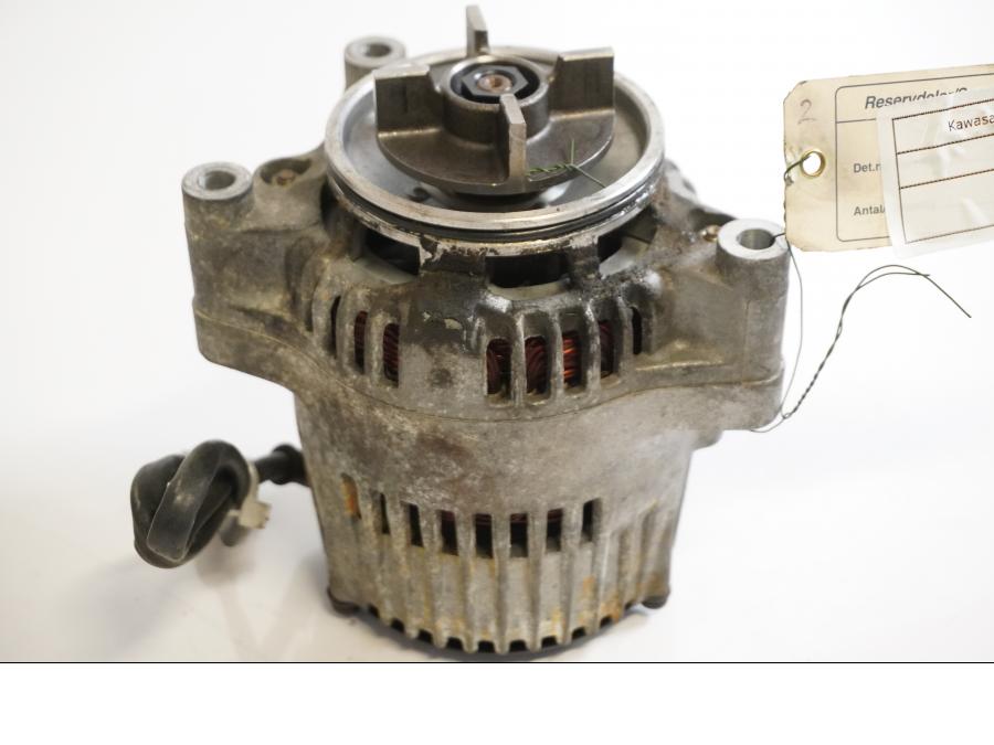 Framsidan på Generator från en Kawasaki ZXR 750 -1993 motorcykel.