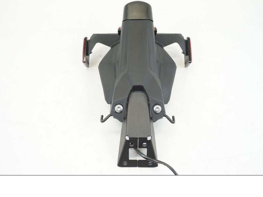 Snett uppifrån på Skylthållare från en Kawasaki NINJA 400 -2020 motorcykel.