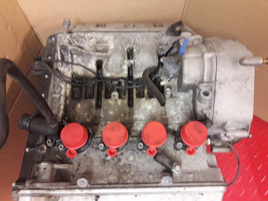 Baksidan på Motor från en BMW K 1200 LT -2006 motorcykel.