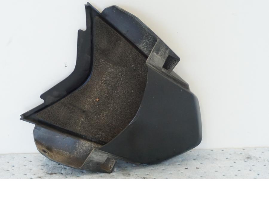 Vänster sida på Bakvinge från en Suzuki GSX 1300 BK -2008 motorcykel.