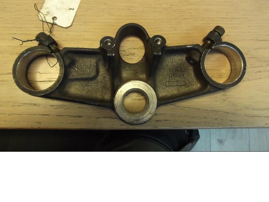 Framsidan på Gaffelkrona från en Honda CBR 600 -1995 motorcykel.