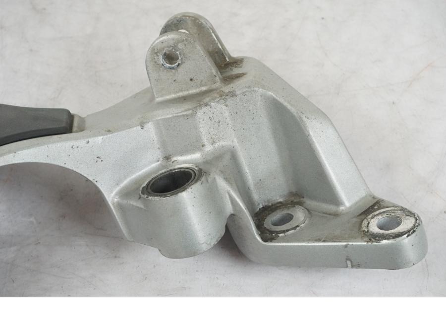 Extrabild1 på Fotpinnefäste från en Triumph Tiger Explorer -2013 motorcykel.