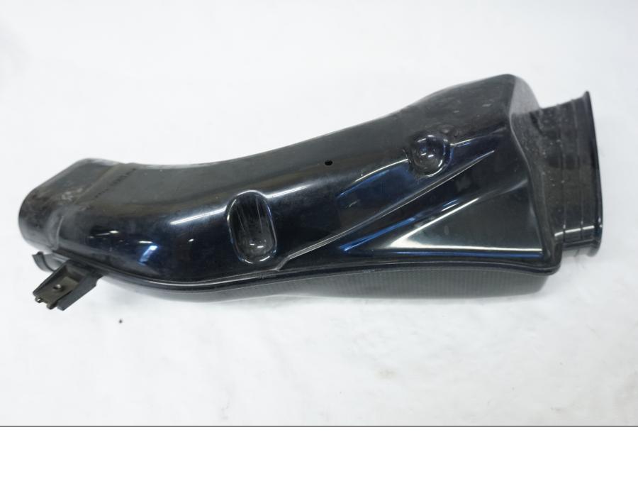 Vänster sida på Luftintag från en Suzuki GSX-R 750 -2001 motorcykel.