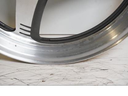 Extrabild4 på Fälg från en Suzuki VZ 800 -2002 motorcykel.