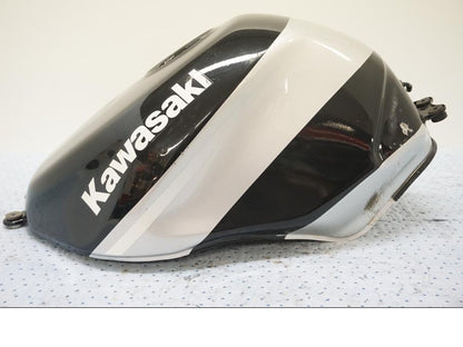 Framsidan på Bensintank från en Kawasaki ZX-6R -2000 motorcykel.