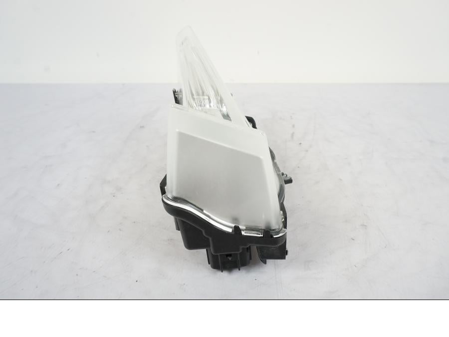 Snett uppifrån på Strålkastare från en KTM 1290 Super Duke -2019 motorcykel.