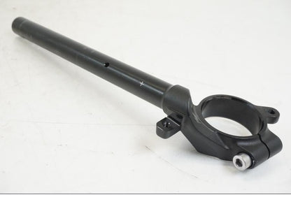 Snett uppifrån på Styre från en Triumph Speed Triple -2021 motorcykel.