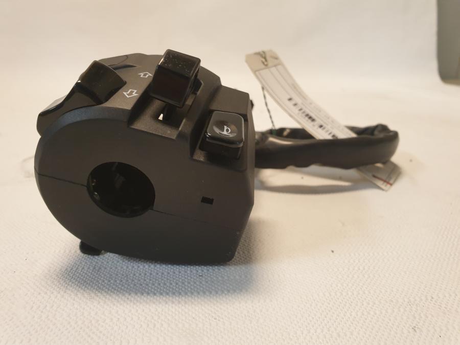 Baksidan på Styrelreglage från en Kawasaki Z 125 -2019 motorcykel.