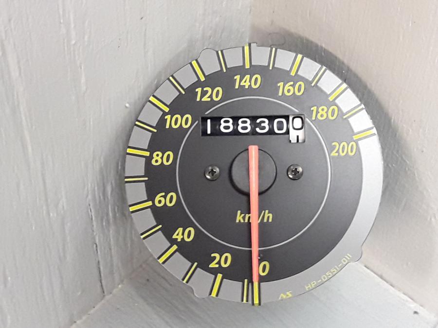 Framsidan på Hastighetsmätare från en Honda CBR 125 R -2005 motorcykel.