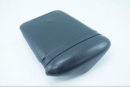 Höger sida på Sadel från en Yamaha YZF 1000 R1 -2002 motorcykel.