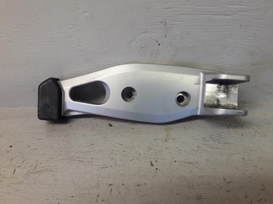 Framsidan på Fotpinnefäste från en BMW R 1150 R -2004 motorcykel.