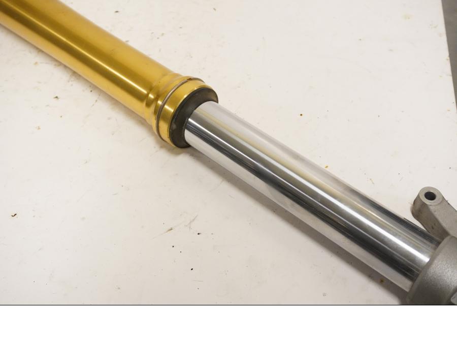 Höger sida på Gaffelben från en Honda CRF 250 -2013 motorcykel.