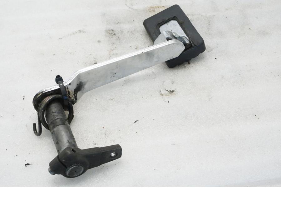 Baksidan på Bromspedal från en Yamaha XVZ 13TD -1999 motorcykel.