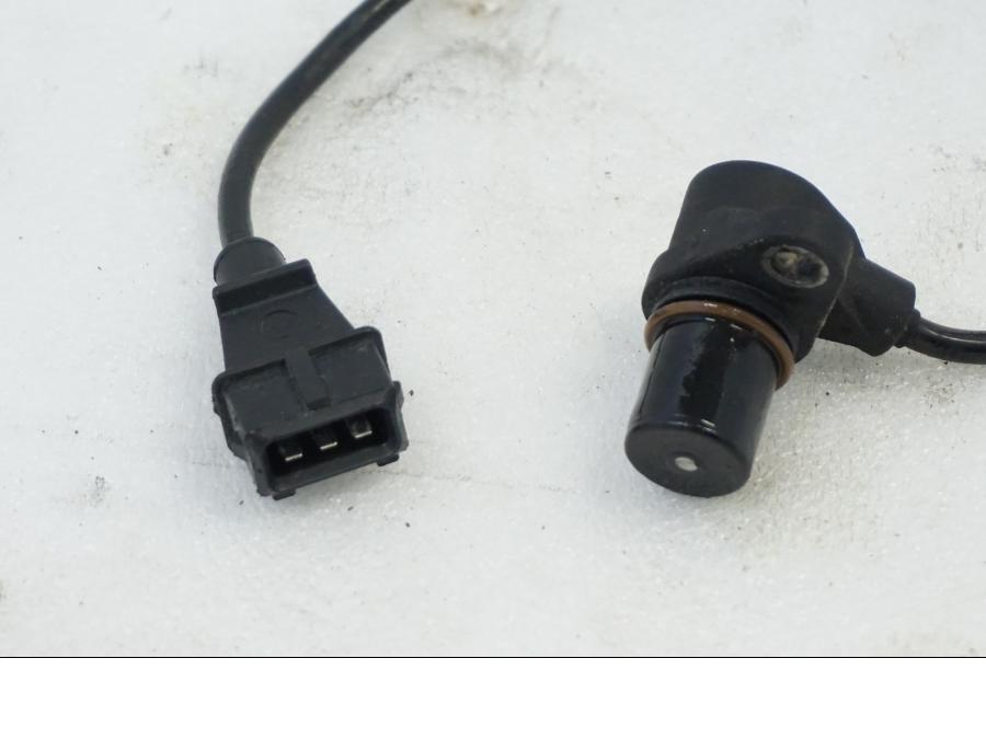 Baksidan på Tändpickup från en Aprilia RSV 1000 -2010 motorcykel.