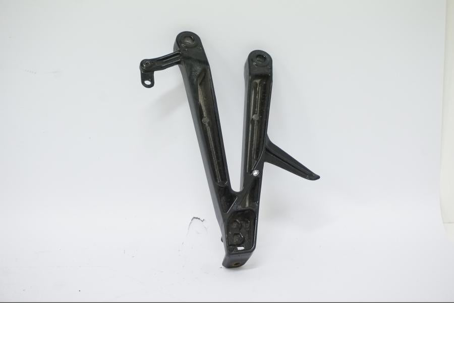 Baksidan på Fotpinnefäste från en Honda CBR 1000 RR -2006 motorcykel.