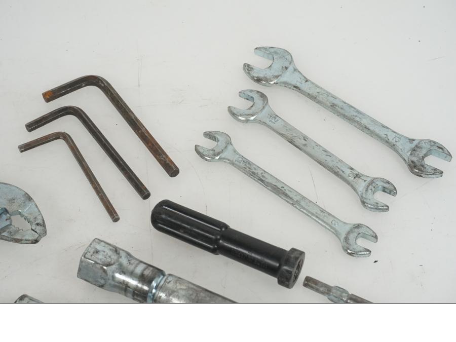 Höger sida på Verktyg från en Yamaha XJ 900 S -1997 motorcykel.