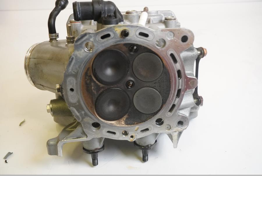 Snett uppifrån på Topplock från en Ducati Multistrada 1260 -2020 motorcykel.