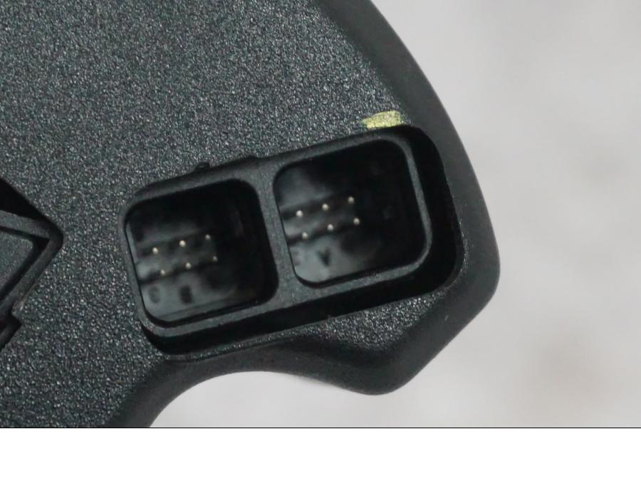 Snett nerifrån på Styrelreglage från en Ducati Multistrada V4 -2024 motorcykel.