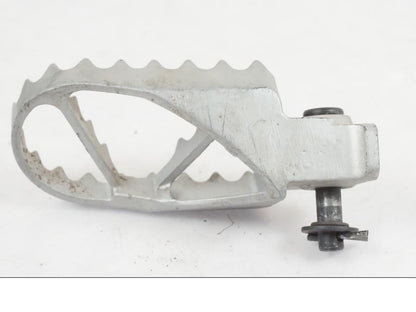 Snett nerifrån på Fotpinne från en KTM 390 Adventure -2021 motorcykel.