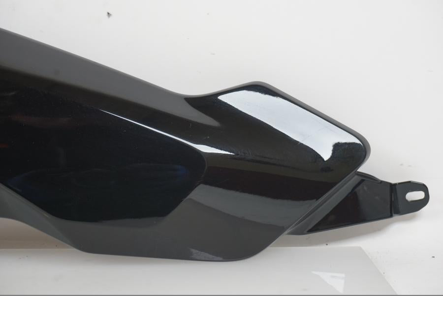 Baksidan på Bensintankskåpa från en BMW R 1300 GS -2024 motorcykel.