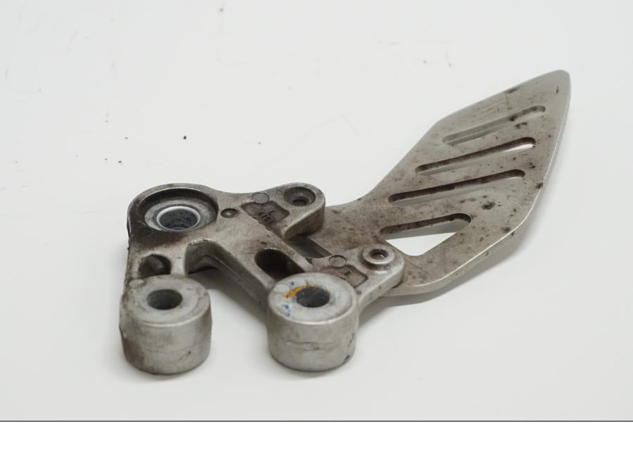 Baksidan på Fotpinnefäste från en Suzuki GSX-R 1000 -2007 motorcykel.