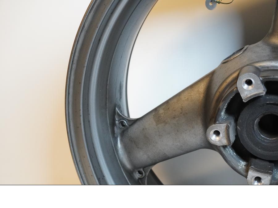 Snett uppifrån på Fälg från en Kawasaki ZX-9R -1994 motorcykel.