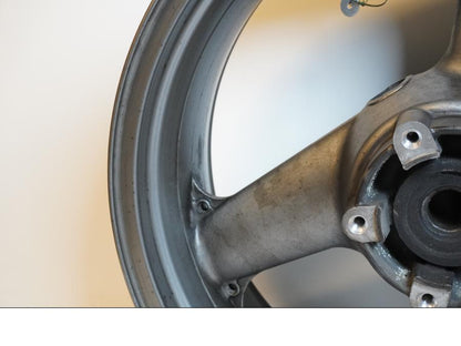 Snett uppifrån på Fälg från en Kawasaki ZX-9R -1994 motorcykel.