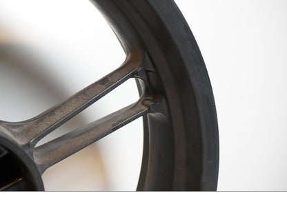 Vänster sida på Fälg från en Yamaha YZF-R 125 -2008 motorcykel.