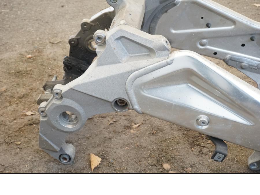 Baksidan på Ram från en Aprilia RSV 1000 R Tuono -2006 motorcykel.