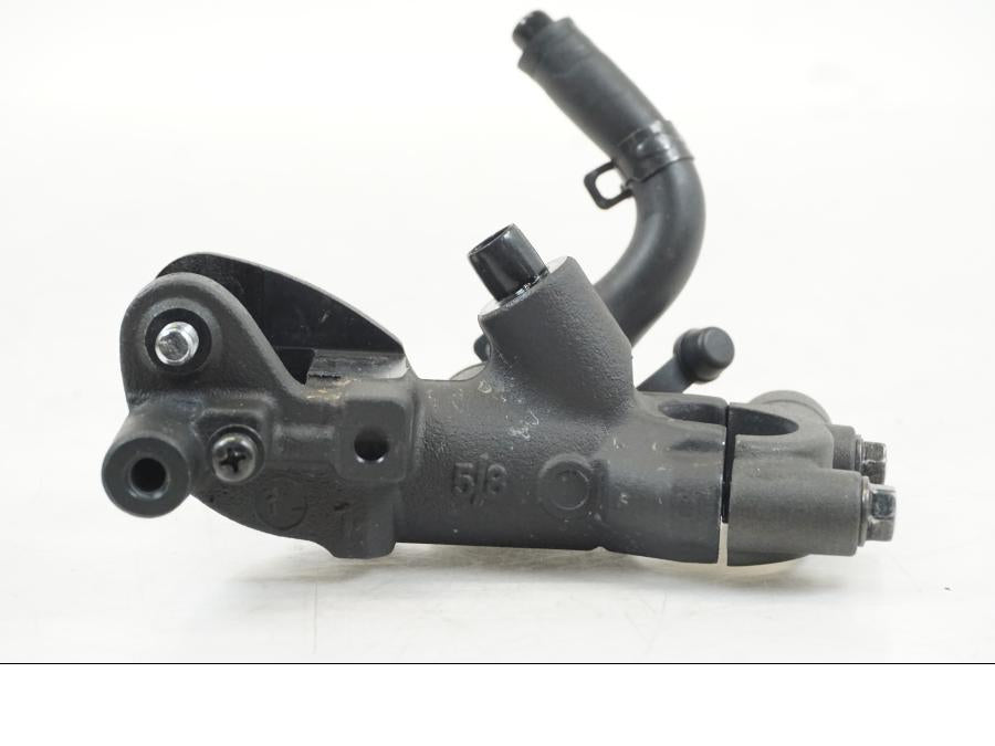 Snett nerifrån på Bromshuvudcylinder från en Yamaha MT-09 -2021 motorcykel.