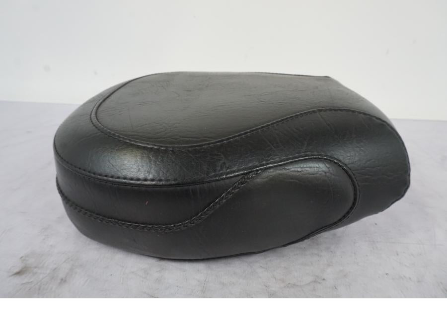 Vänster sida på Sadel från en Kawasaki VN 1500 -2003 motorcykel.