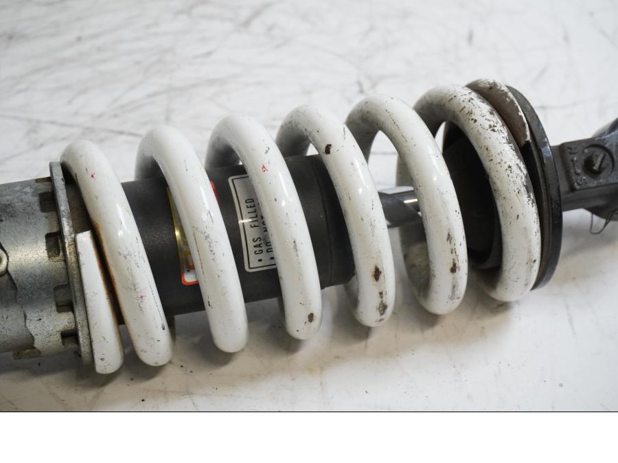 Snett nerifrån på Stötdämpare från en Honda CBR 900 RR -2000 motorcykel.