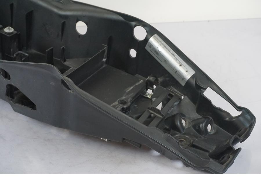 Snett nerifrån på Undertail från en KTM 1290 Super Duke R -2018 motorcykel.