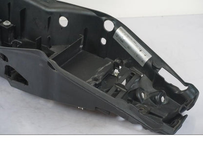 Snett nerifrån på Undertail från en KTM 1290 Super Duke R -2018 motorcykel.