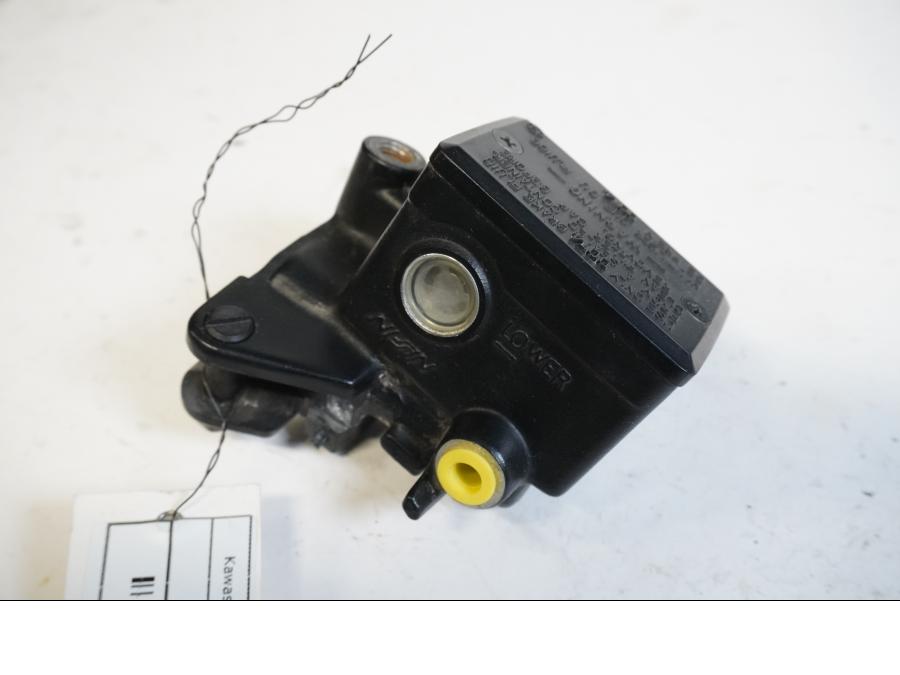 Framsidan på Bromshuvudcylinder från en Kawasaki Versys 650 -2007 motorcykel.