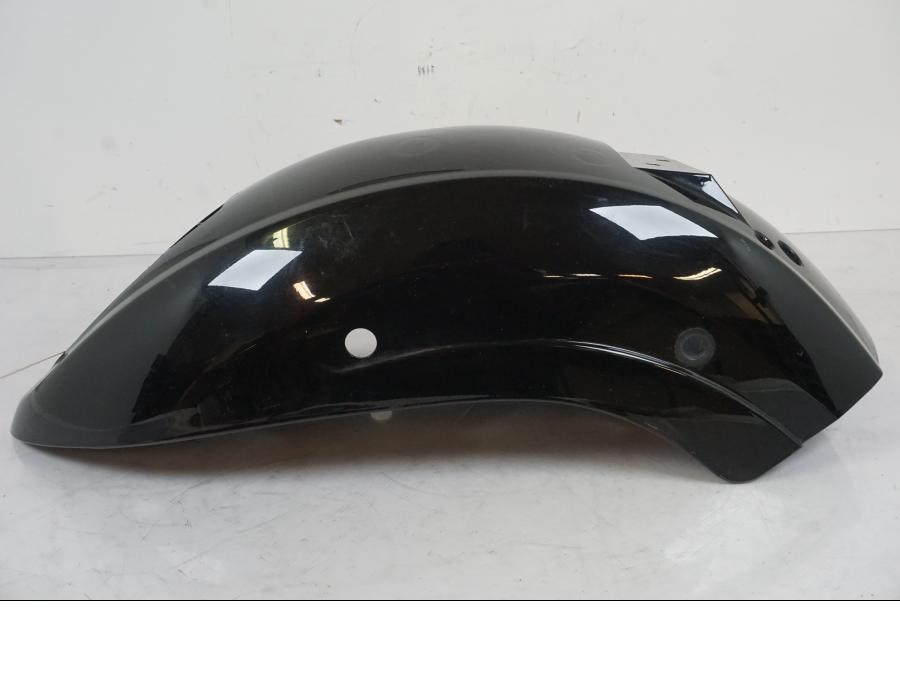 Snett nerifrån på <p>Bakskärm från Kawasaki VN 900 Custom 2007.</p>

<p>Lackskador, skrapmärke, repor se bilder.</p> motorcykel.