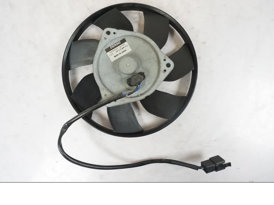 Snett nerifrån på Vattenkylfläkt från en KTM 690 Duke -2014 motorcykel.