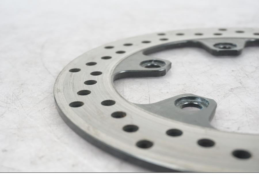 Baksidan på Bromsskiva från en Suzuki SV 1000 -2004 motorcykel.