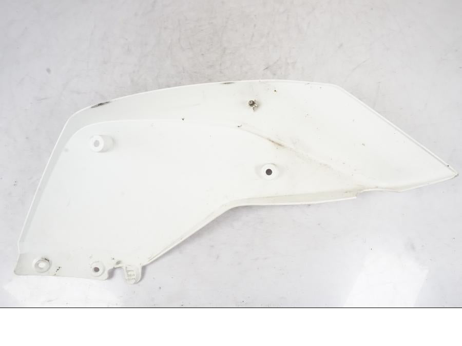 Snett nerifrån på Tankkåpa från en KTM 690 Duke -2015 motorcykel.